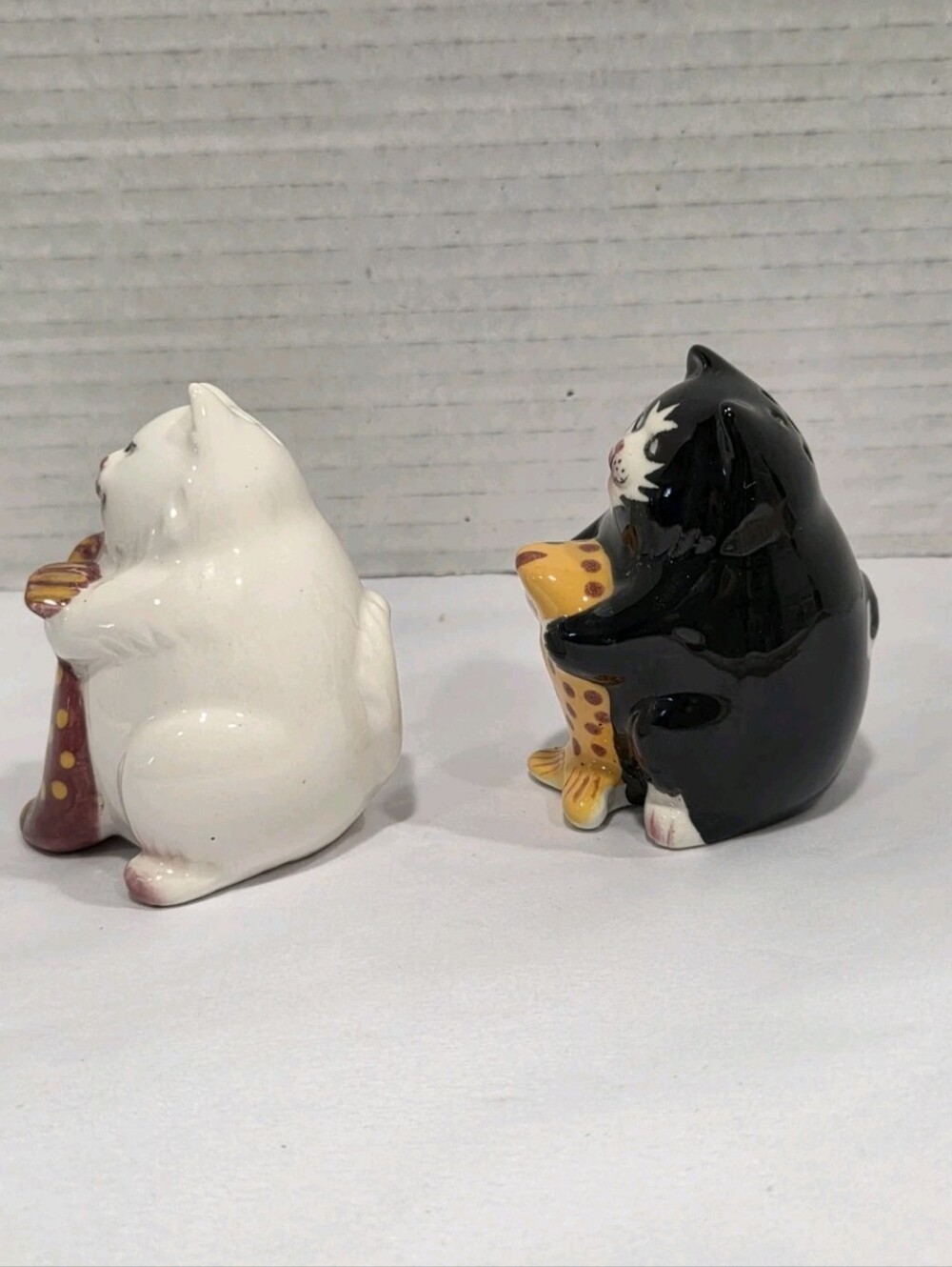 Vintage Ceramic Cats With Fish Salt And Pepper Shakers - Picture 4 of 7